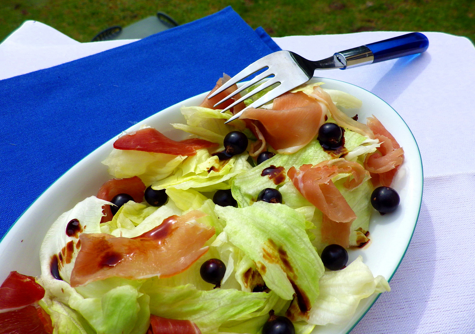 Ledový salát se sušenou šunkou, černým rybízem a balsamicem_5ff67ef60119a.jpeg