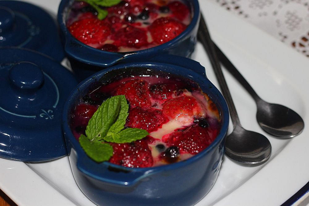 Letní ovoce zapečené s bílou čokoládou