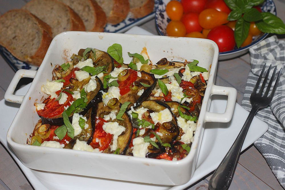 Lilek s rajčaty zapékaný s balkánským sýrem_5ff6f3973c154.jpeg