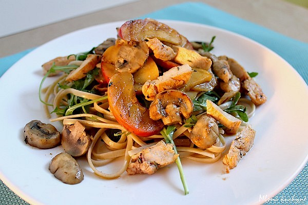 Linguine s rukolou, opečenými jablky a žampiony_5ff9046b9ab6c.jpeg