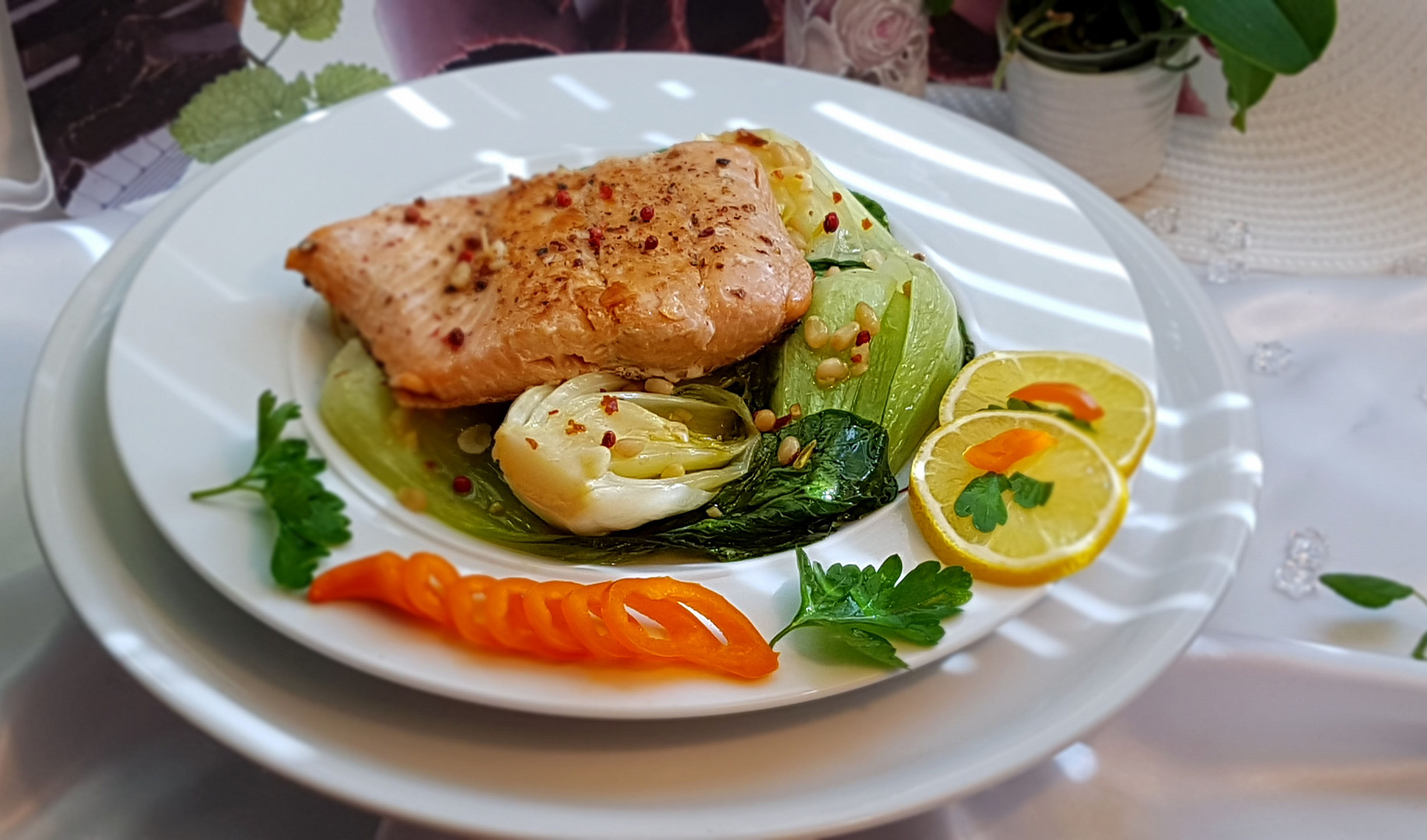 Losos a pak choi s piniovými oříšky, česnekem a feferonkou