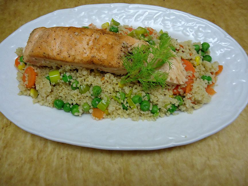 Losos s kuskusem a zeleninou na bylinkovém másle