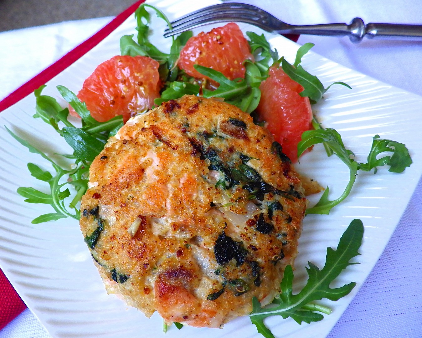 Lososové burgery s quinoa a špenátem_5ff823d610e76.jpeg