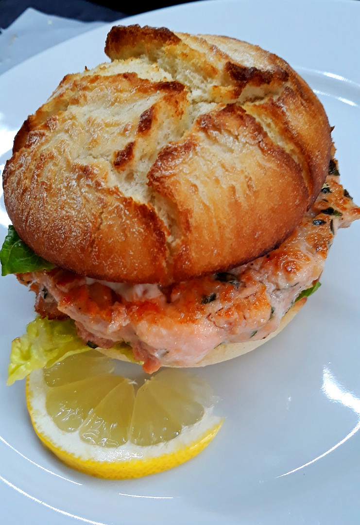 Lososový burger s koriandrem