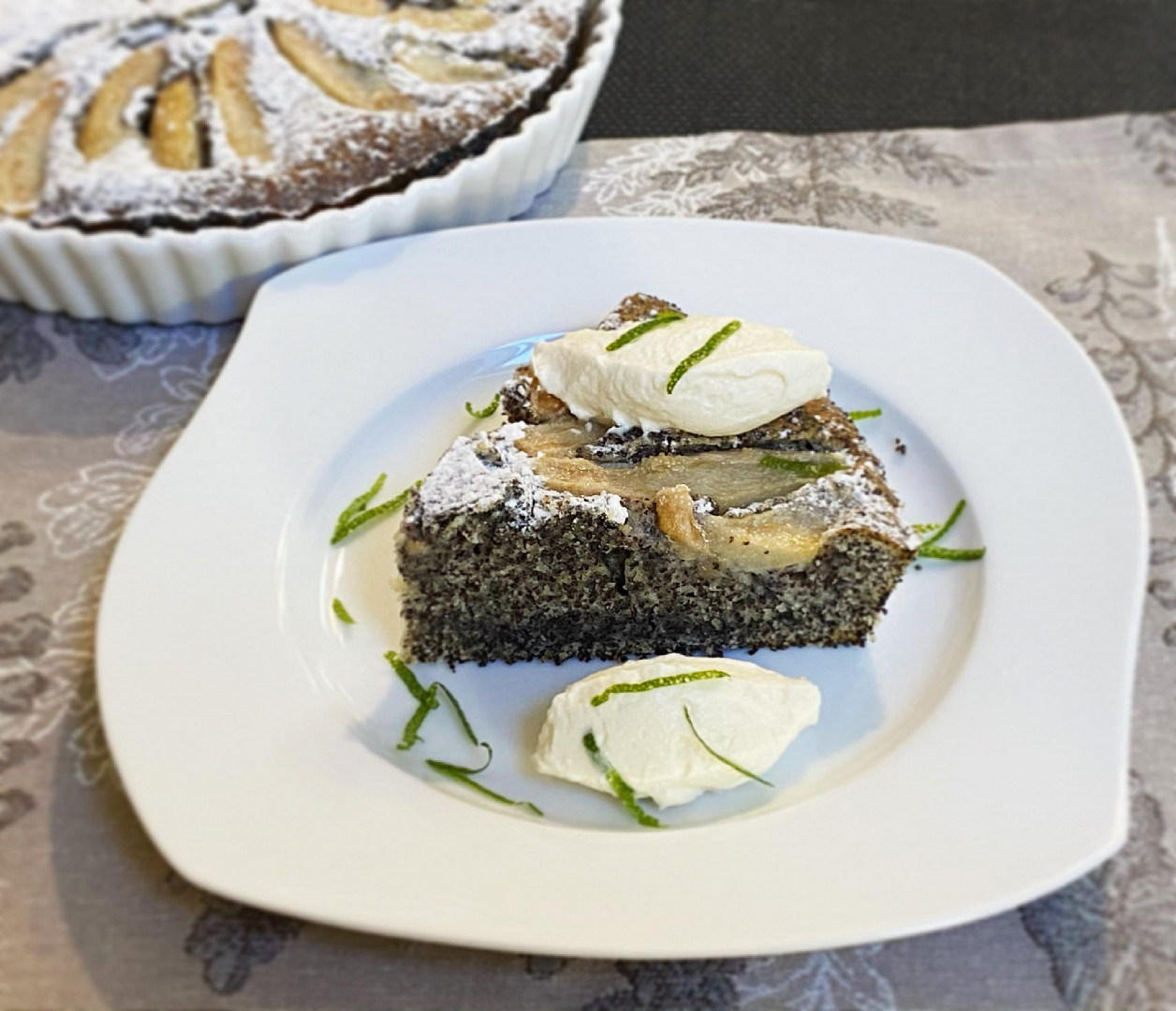 Makový koláč s hruškami a limetkovým krémem_5ff6719fb5245.jpeg