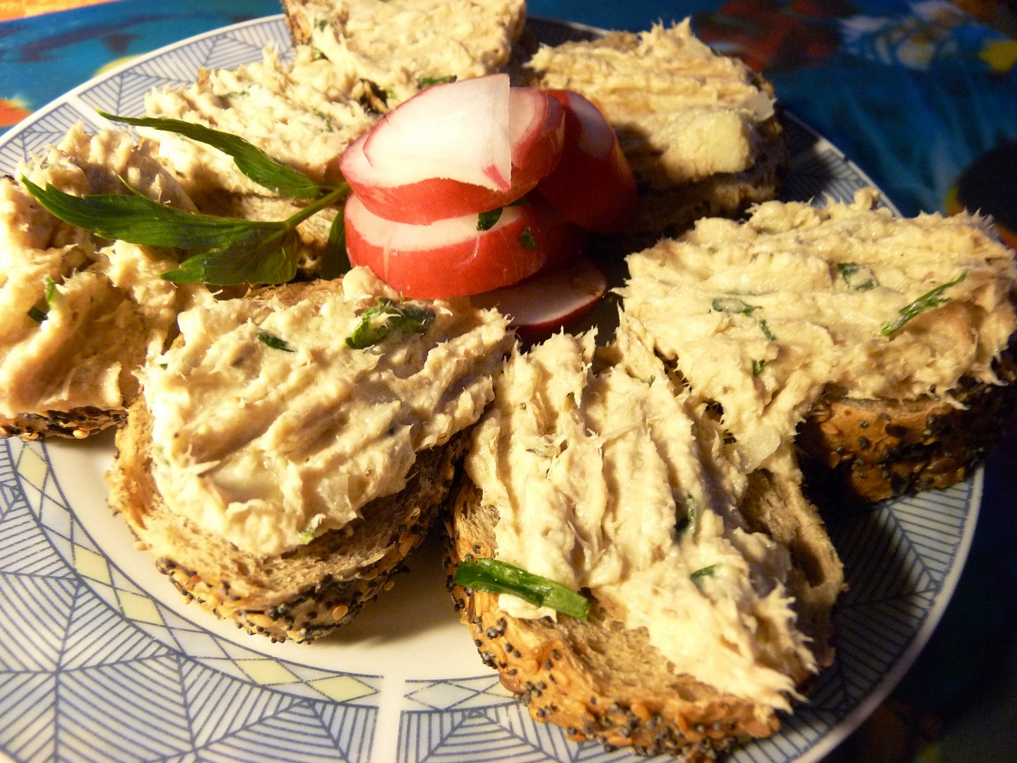 Makrelová pomazánka s křenem a bylinkami