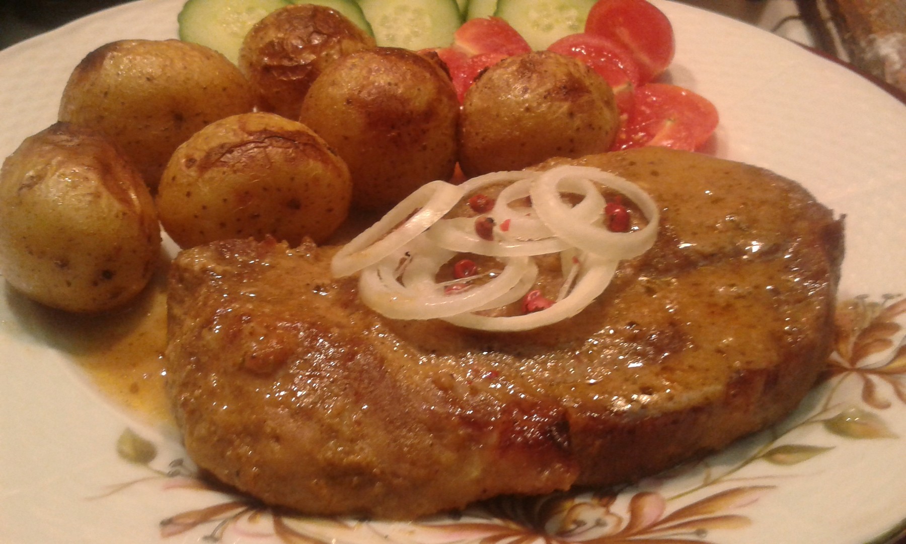 Marinovaná česneková krkovice pečená s bramborami