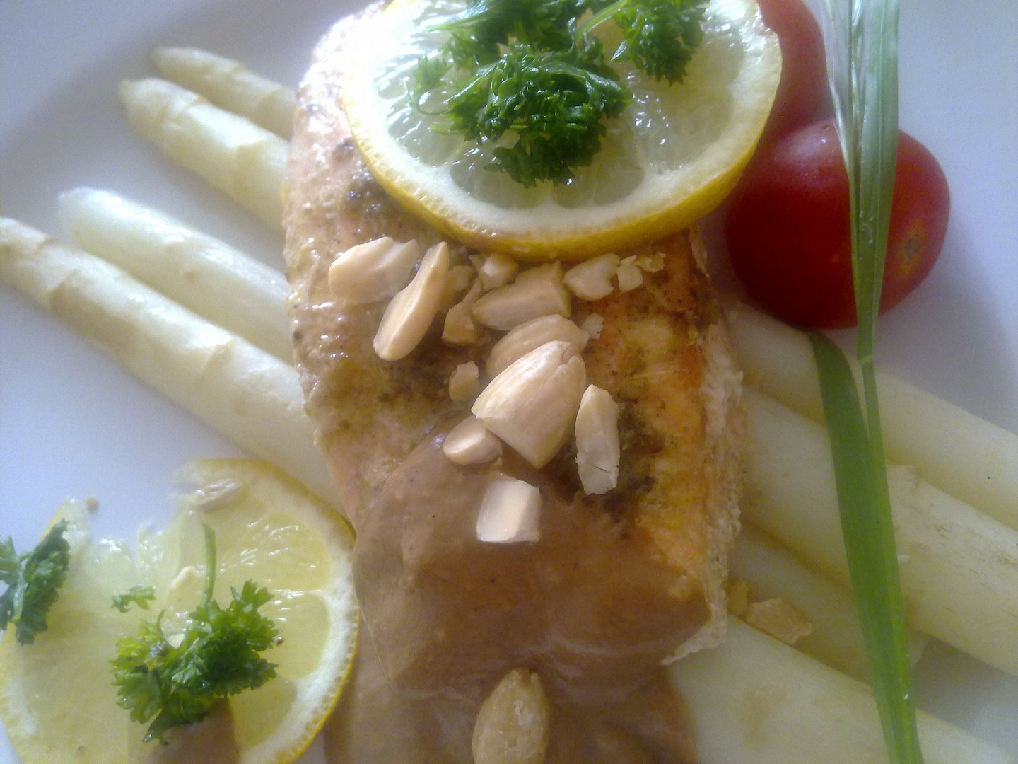 Marinovaný losos s pikantním přelivem ze zázvoru