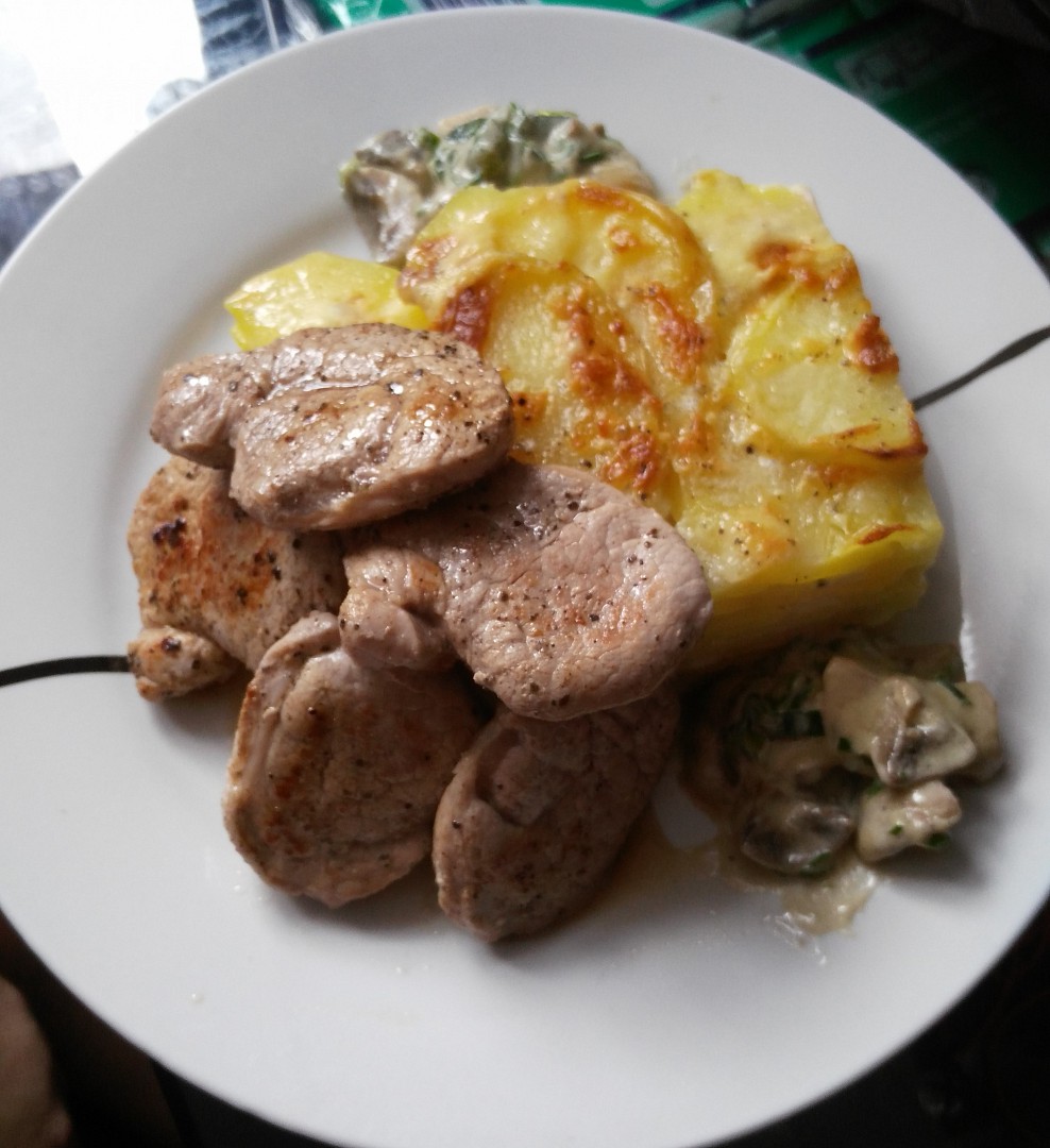 Medajlonky z vepřové panenky se žampiony a smetanovými bramborami