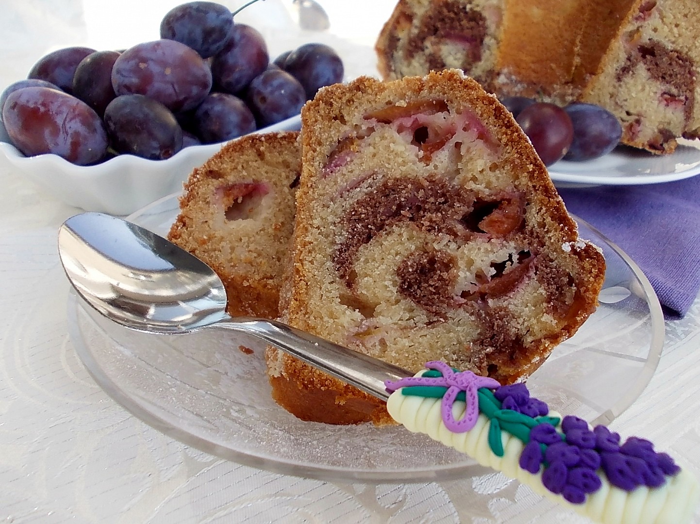 Medouškova bábovka se švestkami_5ff85771efc58.jpeg