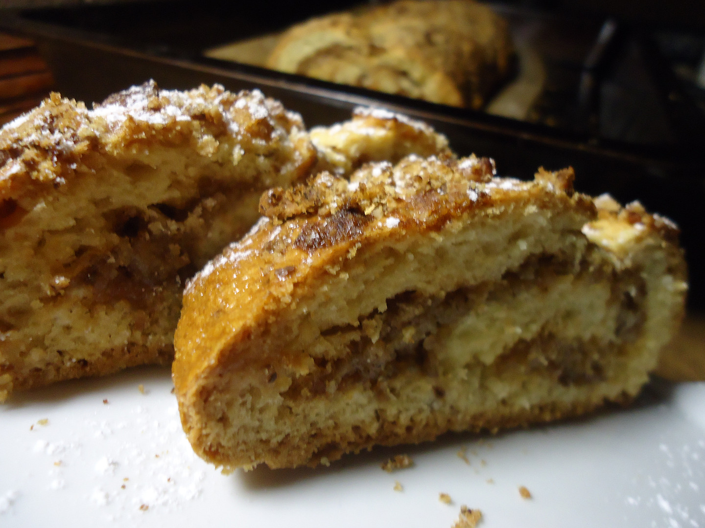 Medová roláda s ořechy