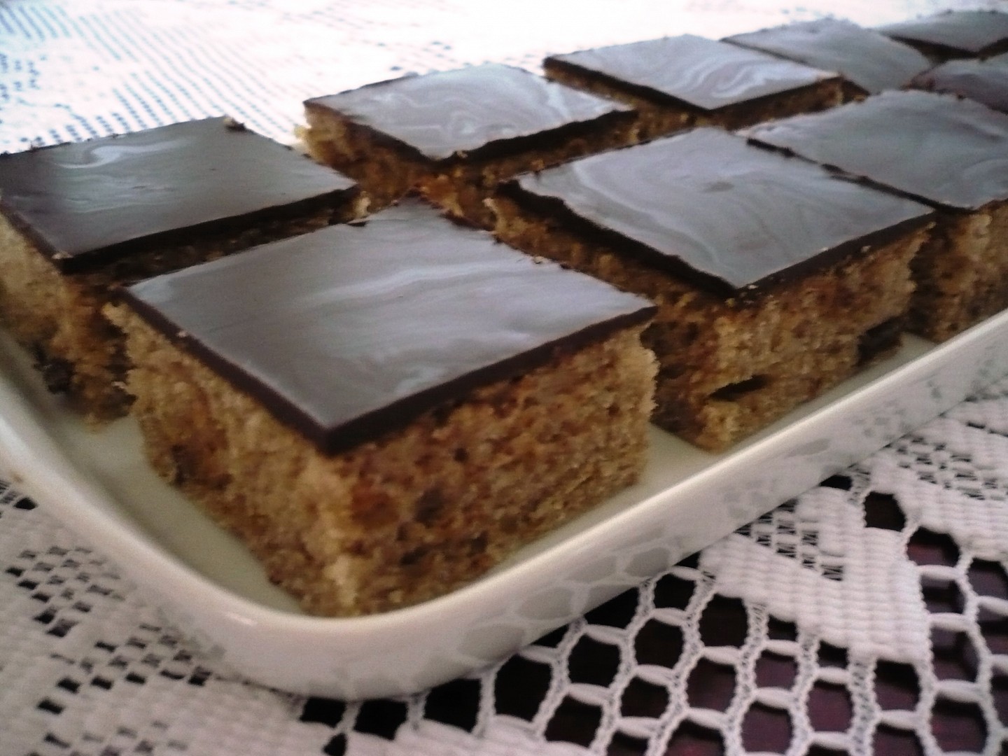 Medový perník s ořechy a rozinkami