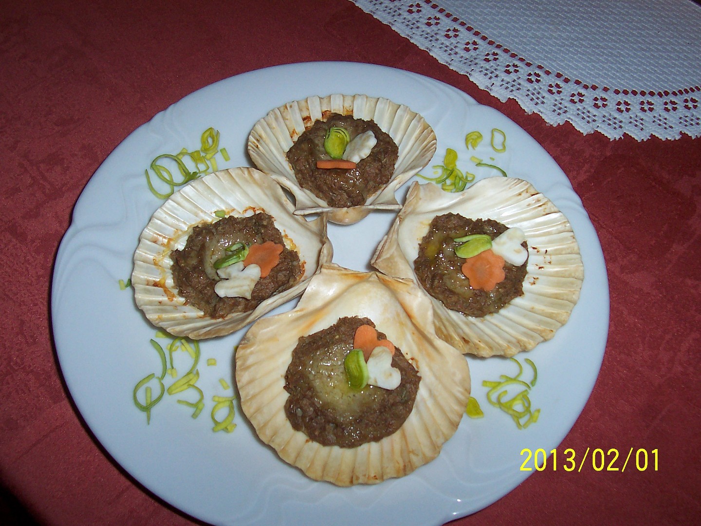 Míšeninka zapečená v lasturách svatojakubských mušlí