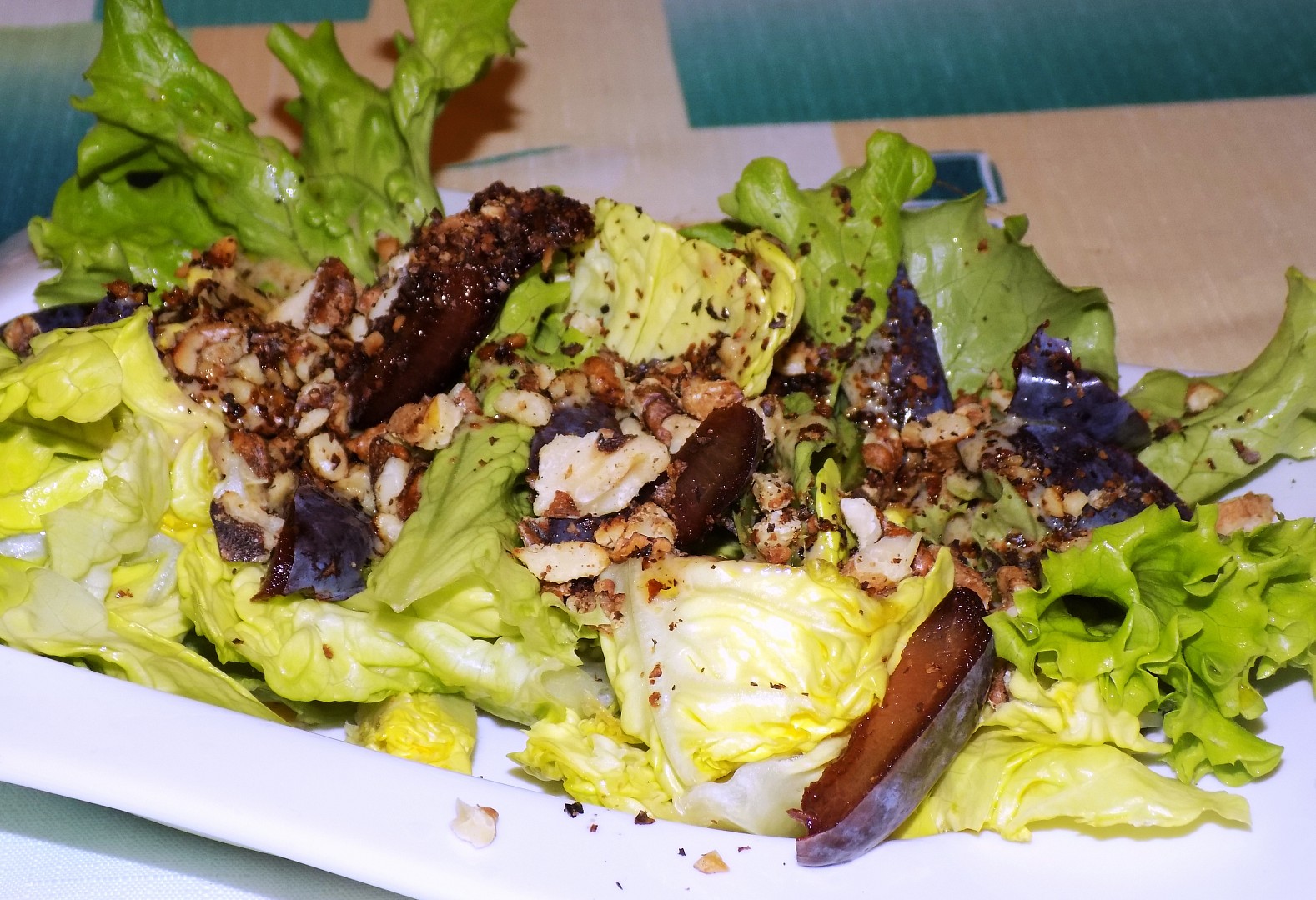 Mix salát s ořechy a švestkami