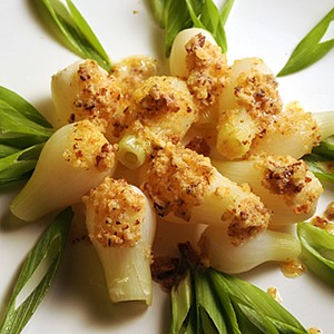 Mladá jarní cibulka s vlašskými ořechy_5ff9ea2f1dd10.jpeg