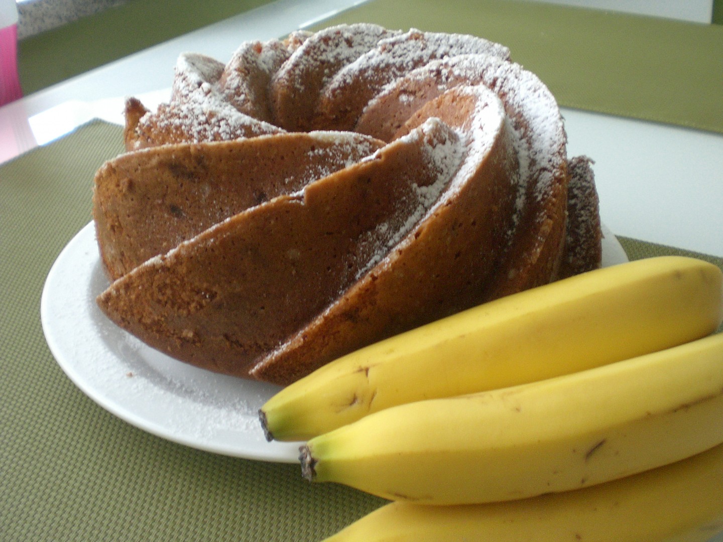 Mramorová bábovka s banánem a jablkem