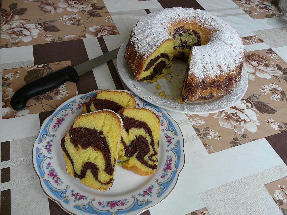 Mramorová bábovka se zakysanou smetanou