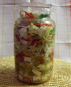 Nakládaný sýr Akavi s olivami_5ffe4991ad9f4.jpeg