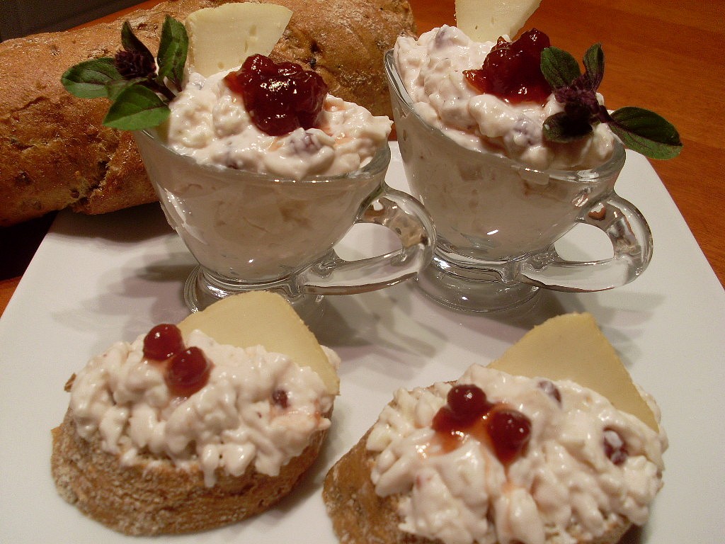 Nejlepší česneková pomazánka s brusinkami na jednohubky_5ff97902c0593.jpeg