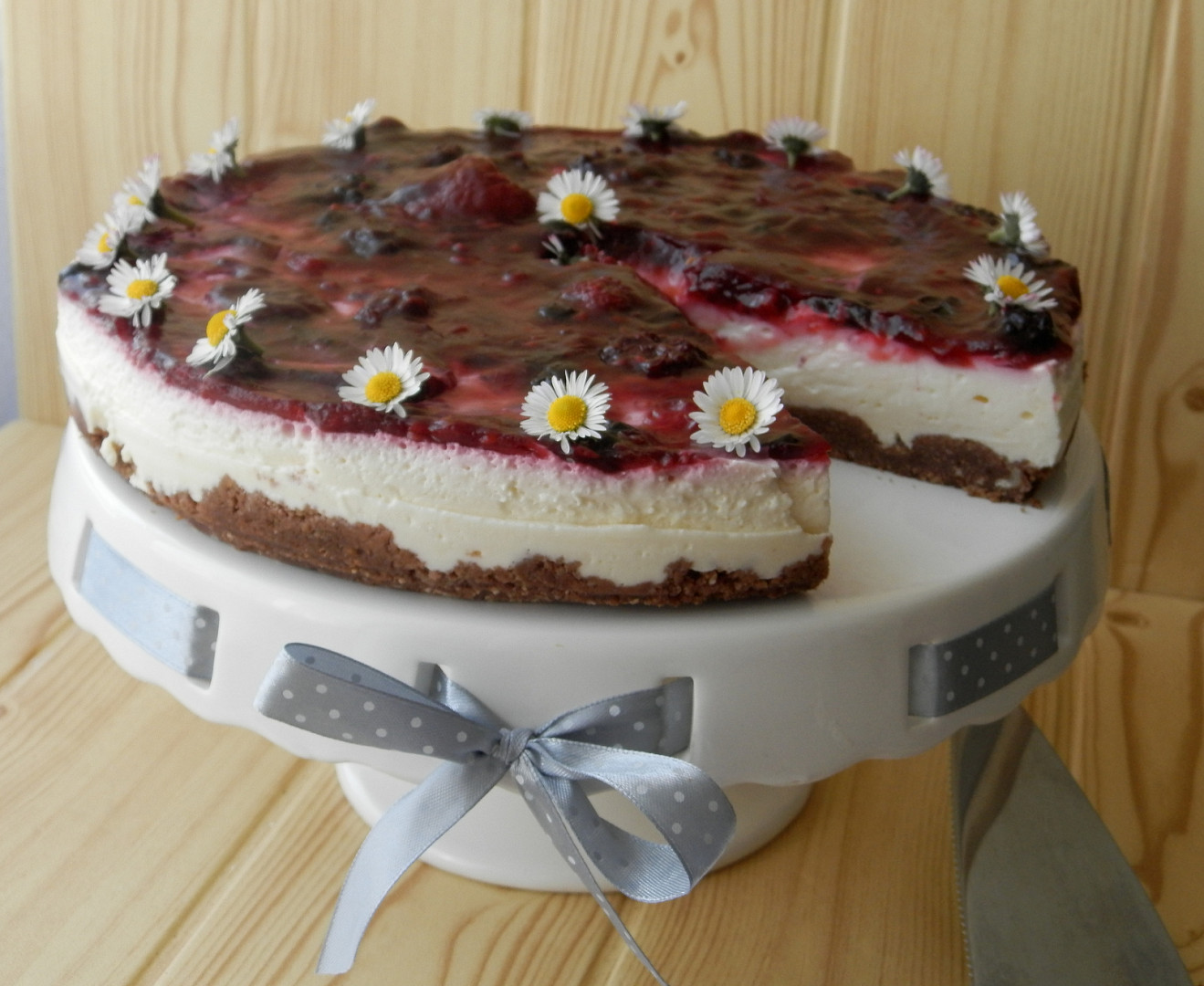 Nepečený cheesecake s lesním ovocem_5ff705607353f.jpeg