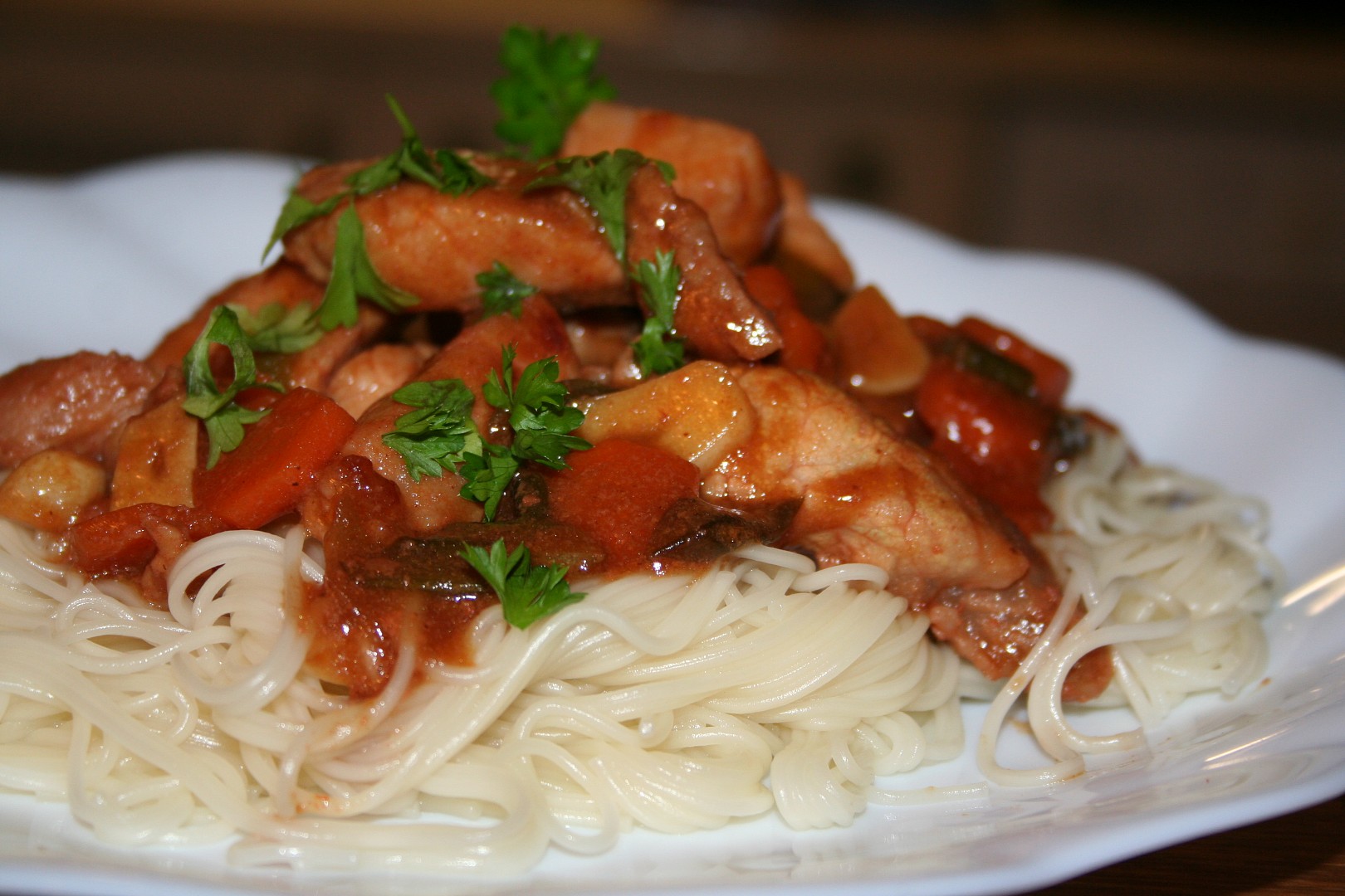 Nudličky tomoshiraga s vepřovým masem