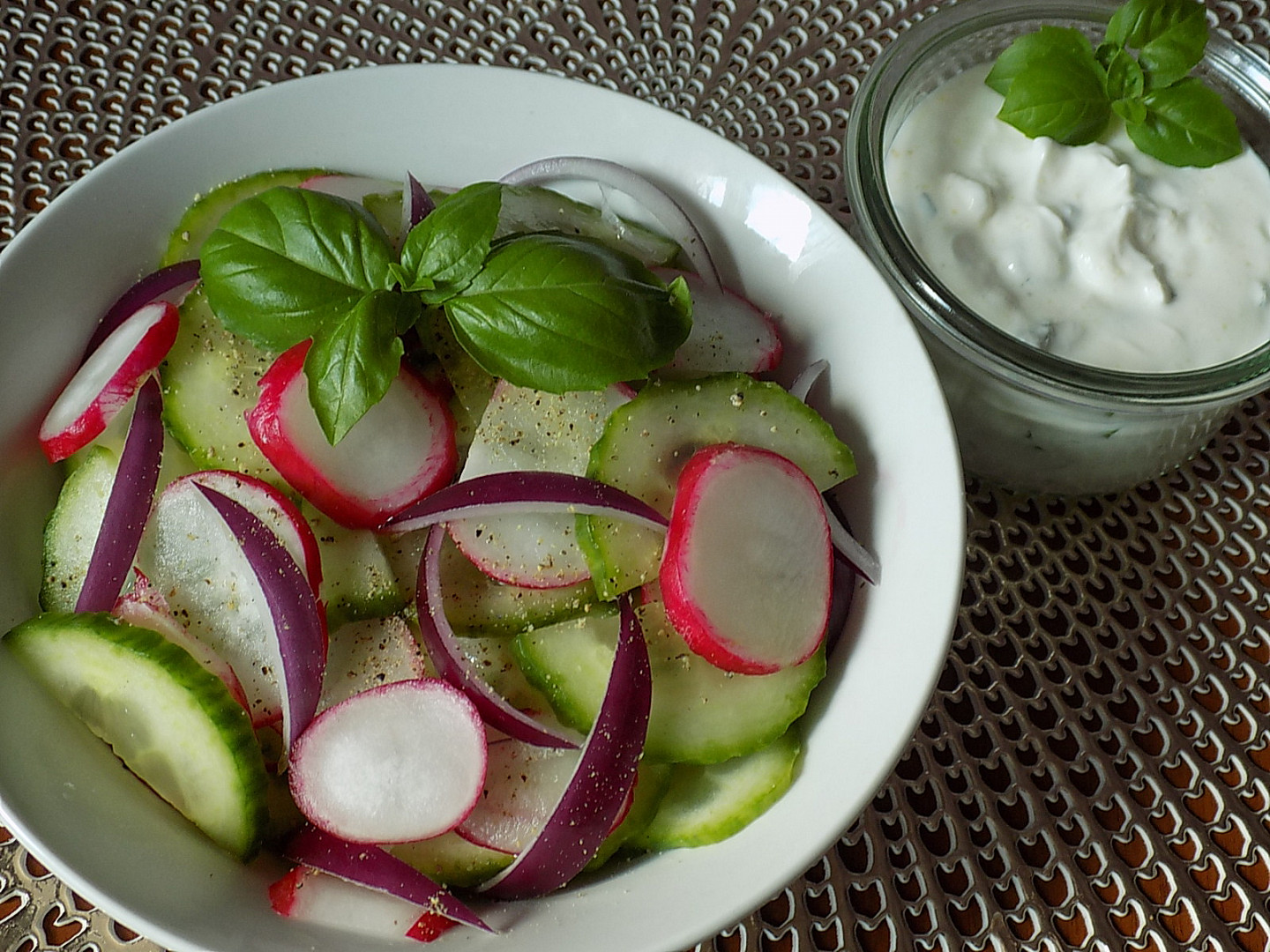 Okurkový salát se smetanovou zálivkou a bazalkou
