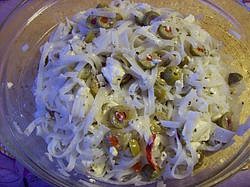 Olivový salát s rýžovými nudlemi_5ffe26f4abcf3.jpeg