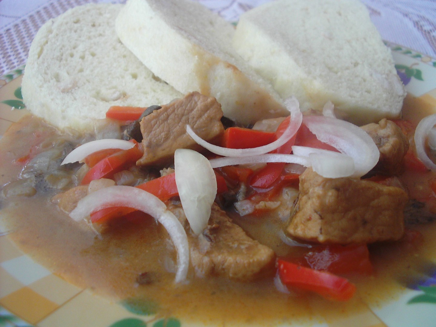 Omáčka s vepřovým masem a houbami na způsob guláše