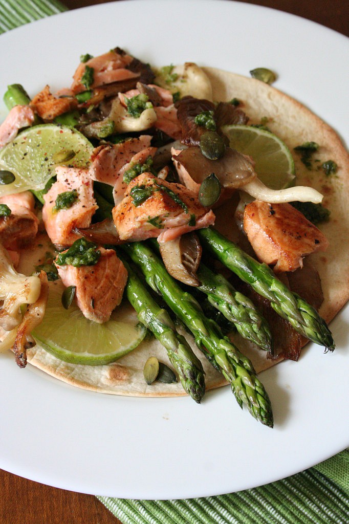 Opečený losos na tortille s estragonovým pestem s hlívou a chřestem