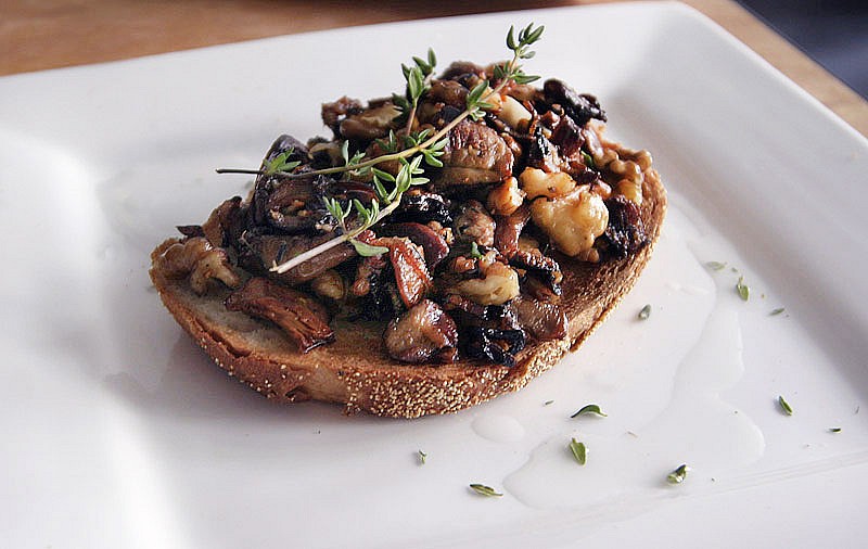 Opečený toast s houbami, ořechy a tymiánem