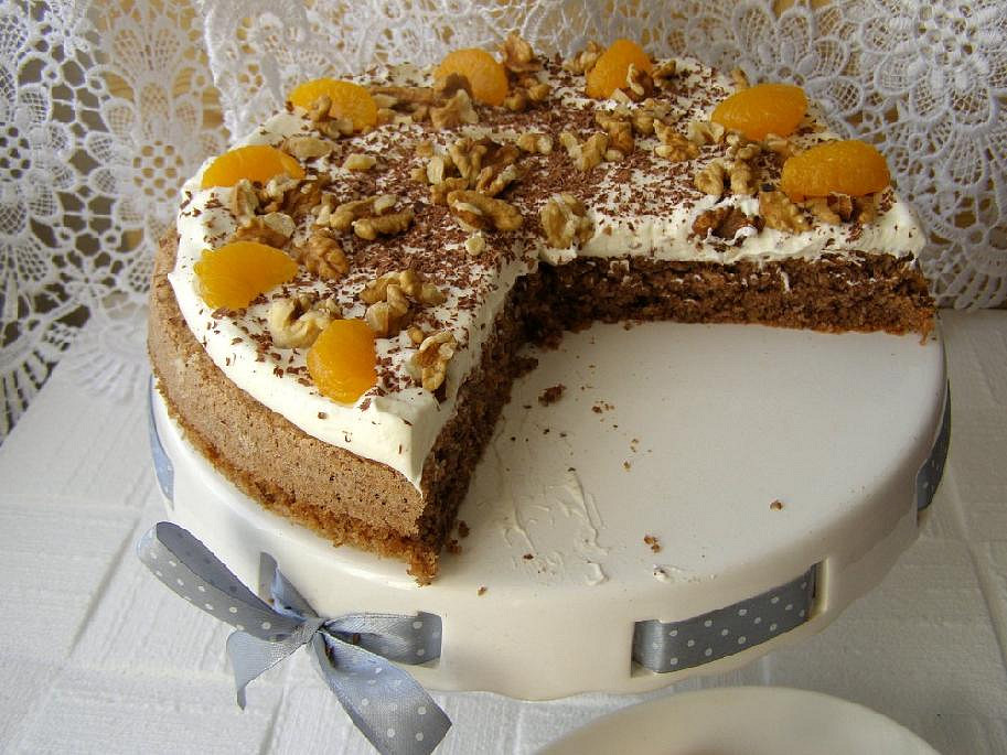 Ořechový dort bez mouky se šlehačkou