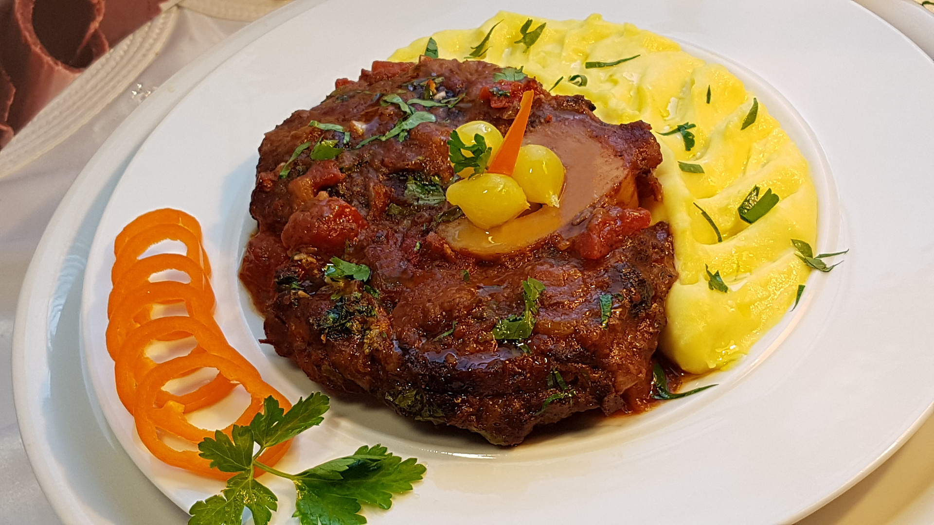 Osso buco (telecí, nebo hovězí kližka s morkovou kostí) na rajčatech_5ff6c690bf902.jpeg