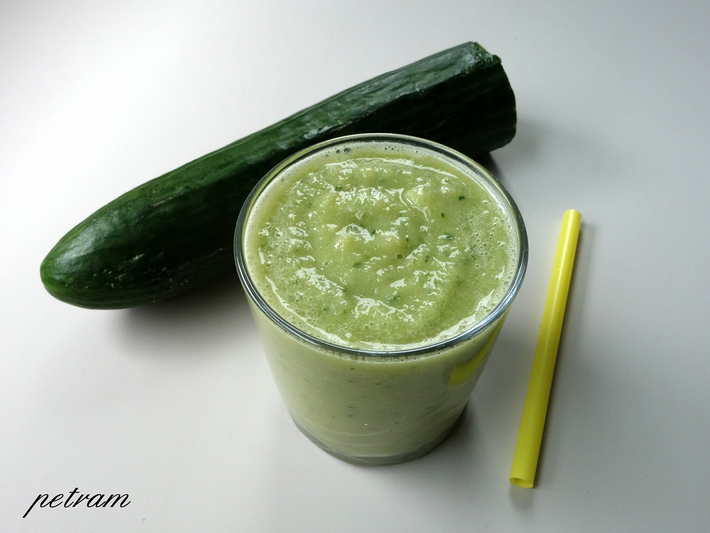 Osvěžující okurkové smoothie s kokosovou moukou_5ff80405a3897.jpeg
