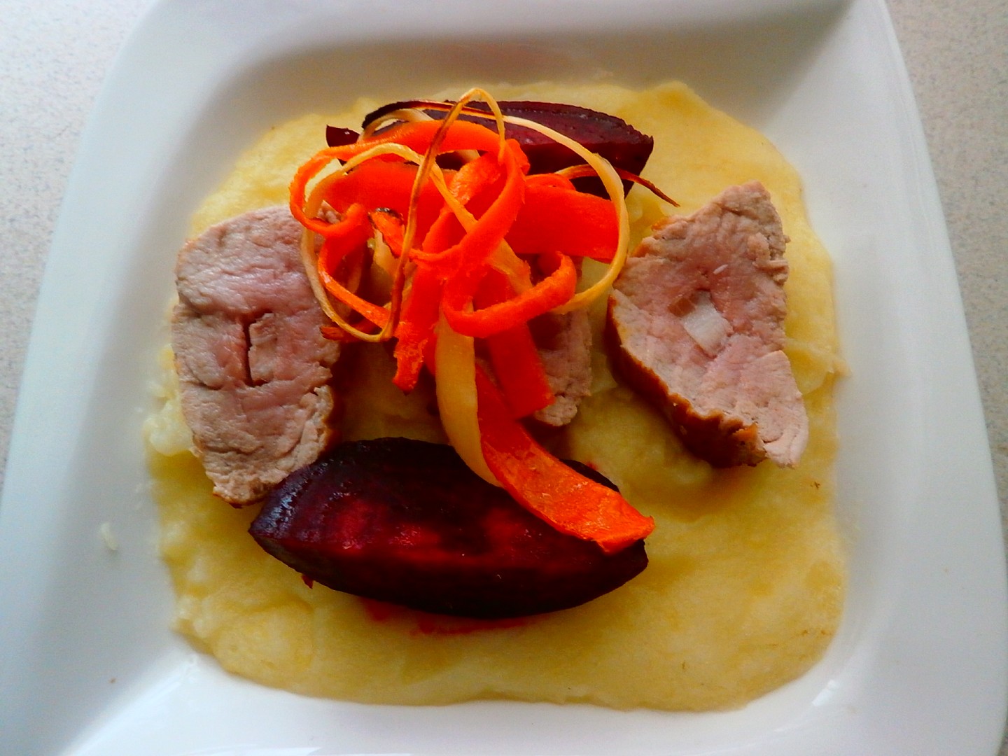 Panenka, červená řepa, bramborové pyré