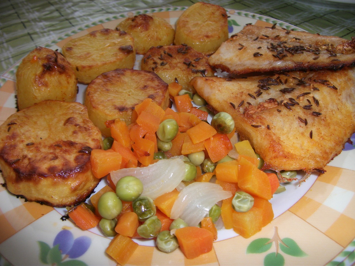 Pangasius s pečenými brambory a dušenou zeleninou na jednom plechu_5ffaf9af363ce.jpeg