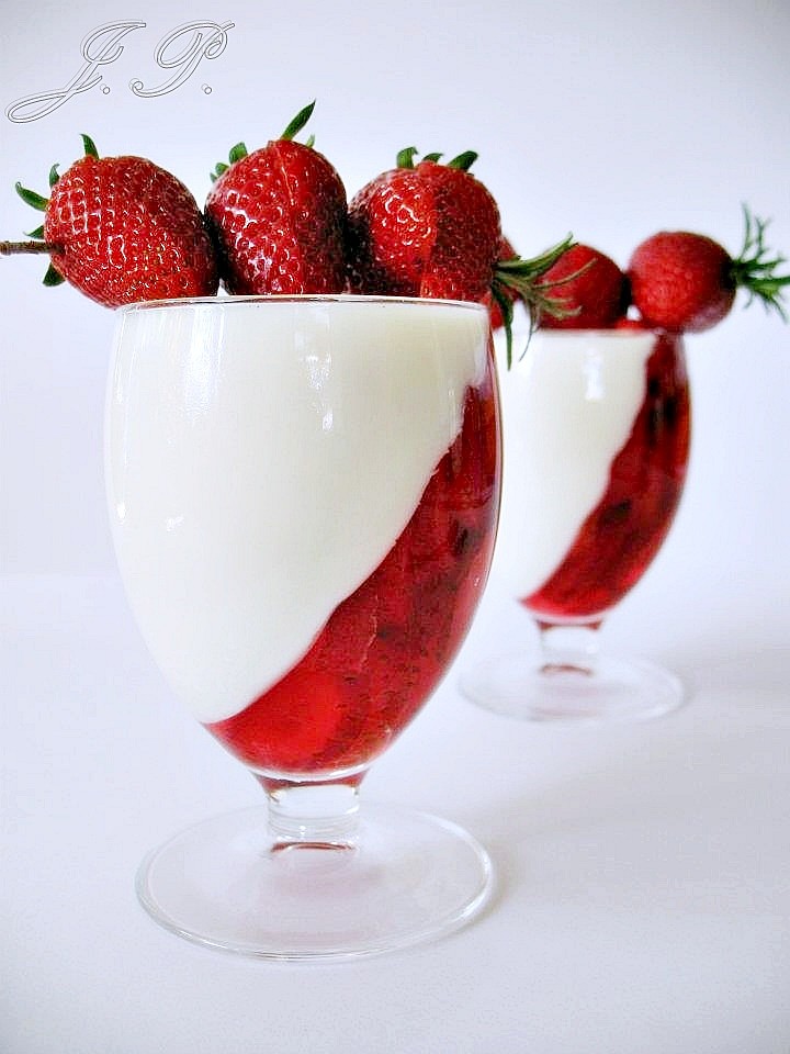 Panna cotta s jahodami_5ffa0857a536c.jpeg