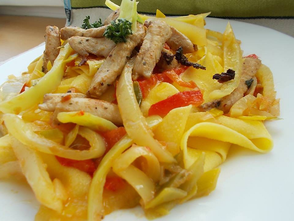 Pappardelle s krůtím masem a barevnými paprikami_5ff782a847a05.jpeg