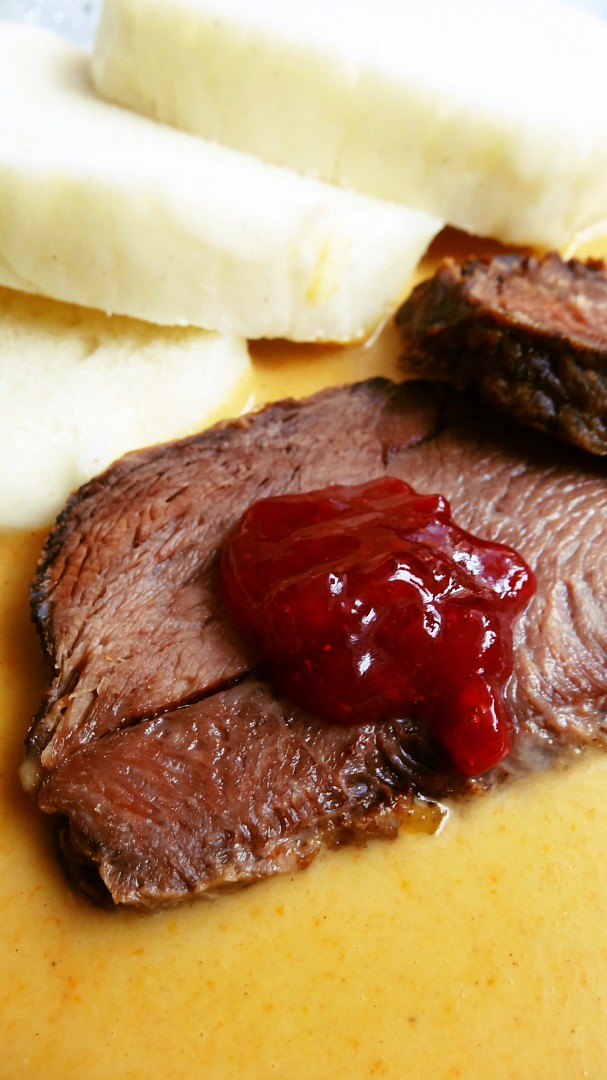 Pečená hovězí plec na sladko-kysané smetaně_5ffcc16585734.jpeg