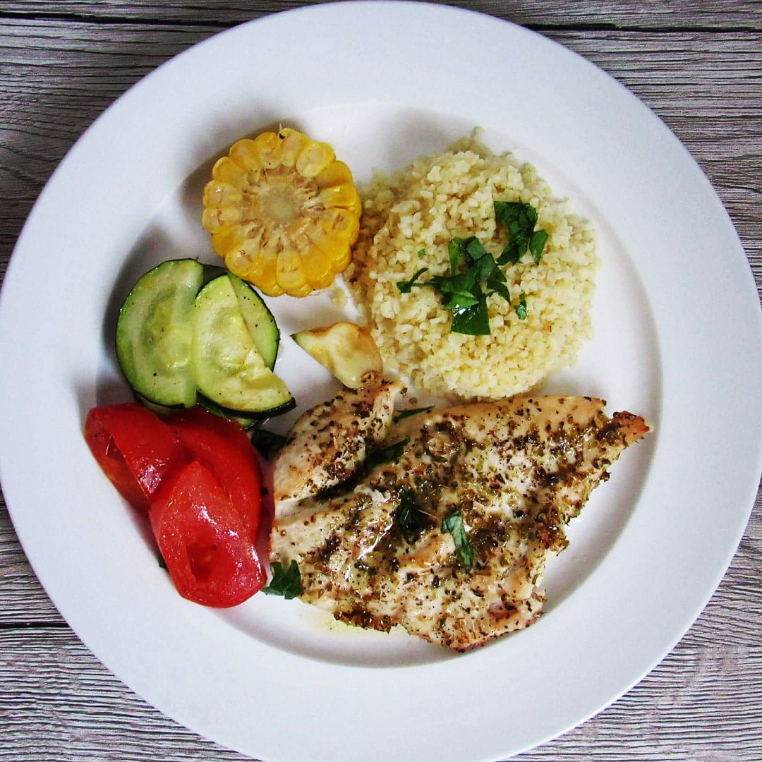 Pečená kuřecí prsa s bulgurem a zeleninou_5ff74fefa6cc4.jpeg