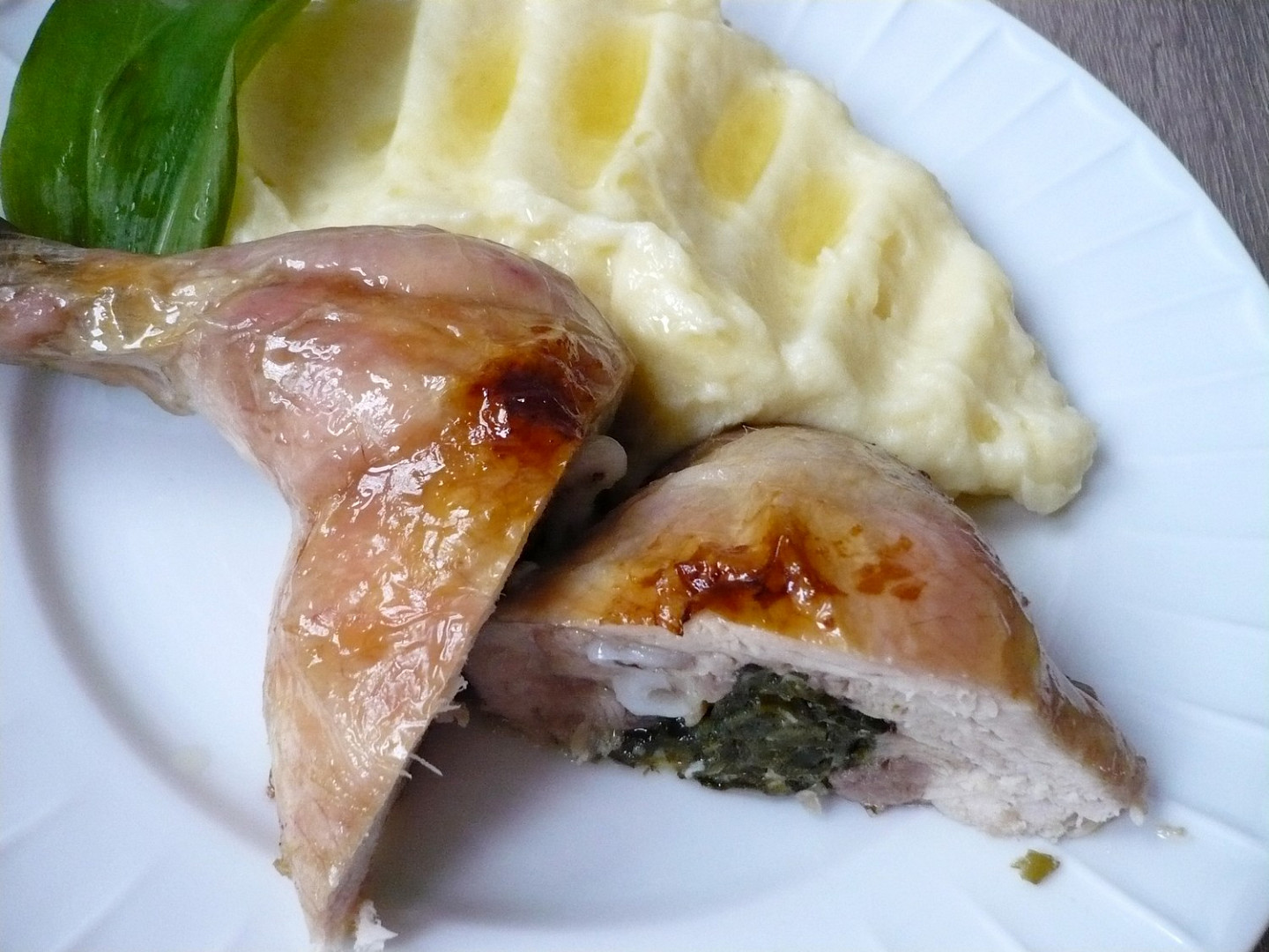 Pečená kuřecí stehna plněná medvědím česnekem a sýrem_5ff68e838d6e4.jpeg