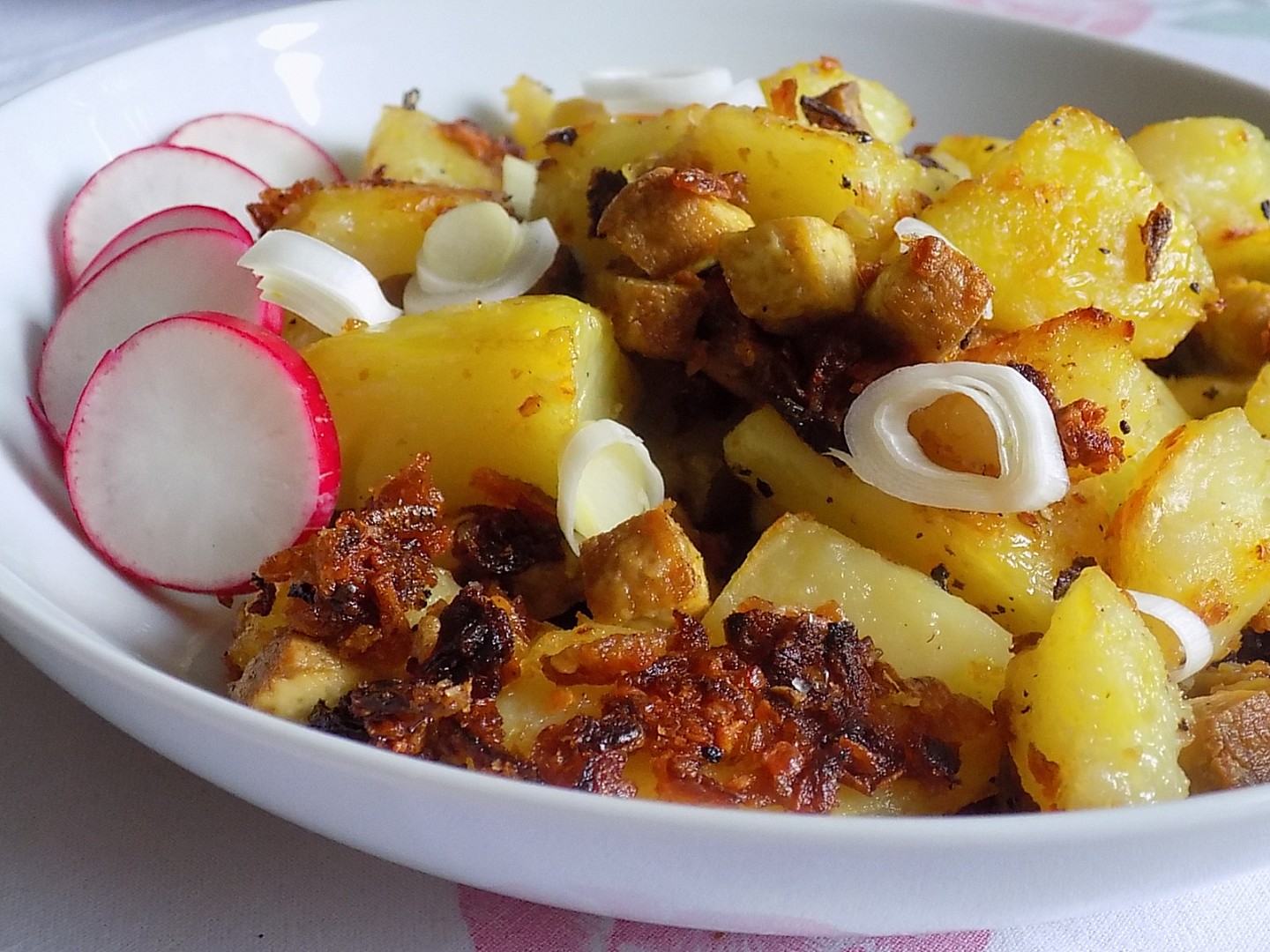 Pečené brambory s tofu, česnekem a sušenou cibulí