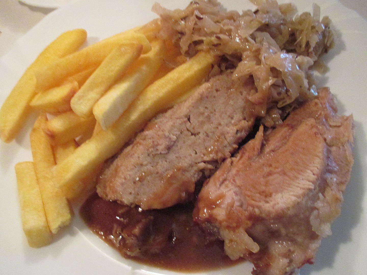 Pečené krůtí stehno s kaštanovou nádivkou a se zelím