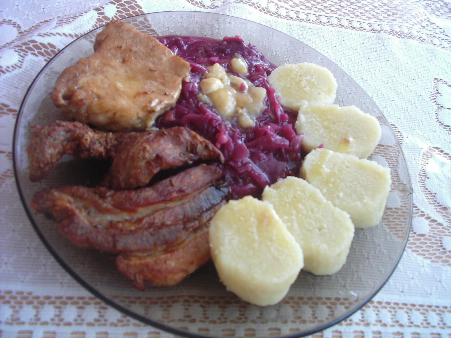Pečené maso s červeným zelím a bramborovým knedlíkem_5ffba11fcaf2e.jpeg