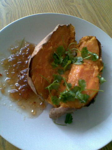 Pečené sladké brambory s koriandrem a domácím cibulovým čatný_5ffbd902dbc2c.jpeg