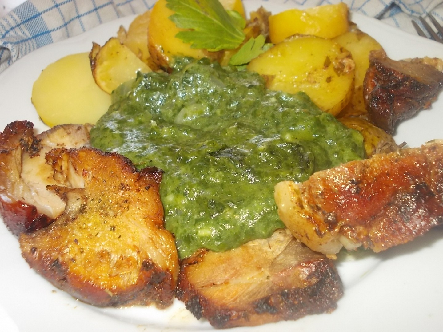 Pečené vepřové ocásky ve vinné marinádě se špenátem