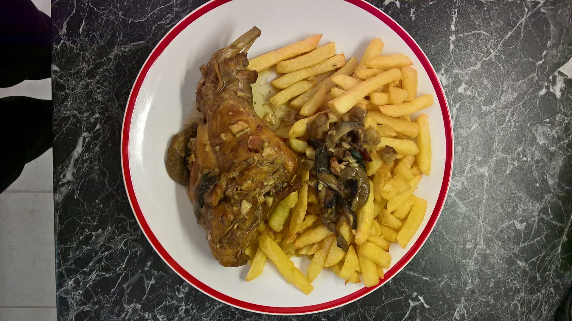 Pečený králík se slaninou, česnekem a čerstvými houbami_5ff7353a1aa84.jpeg