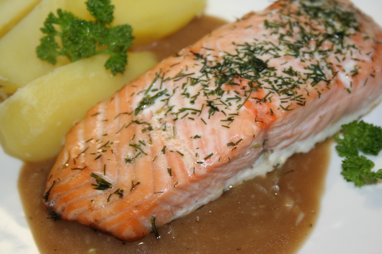 Pečený losos na kopru s medovo-hořčičnou omáčkou