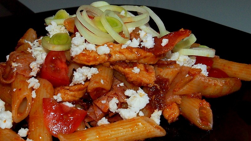 Penne s rajčatovým pestem a vepřovým masem_5ff81b1f4575c.jpeg
