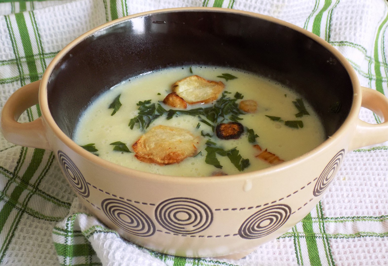 Petrželová polévka s petrželovými lupínky