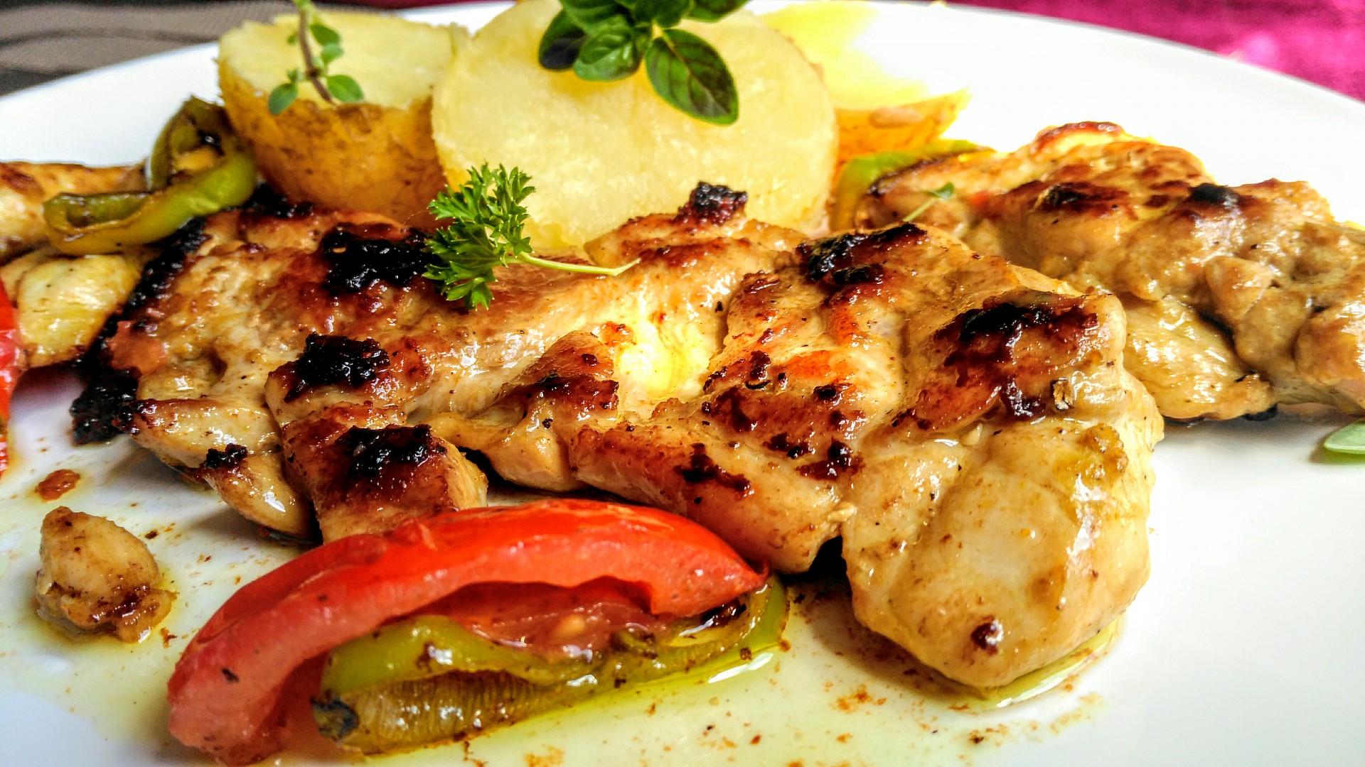 Pikantní grilovaný kuřecí steak s grilovanou zeleninou_5ff74b3c90869.jpeg